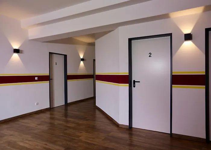 Elsaesser Hostel *